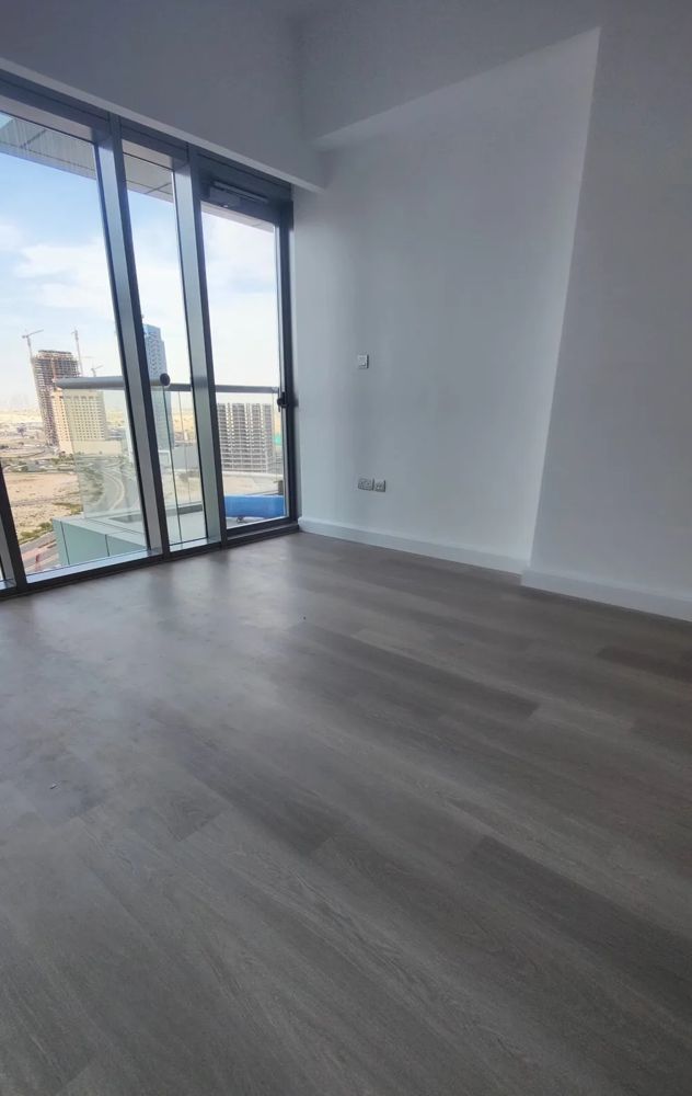 White skirting on an SPC floor, BestFloor project (3)
