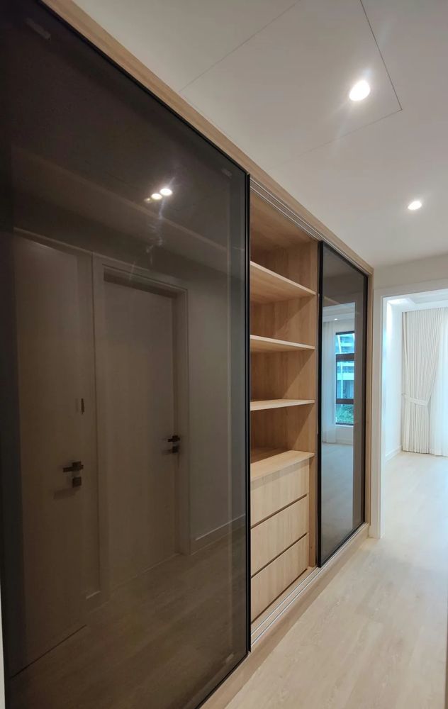 Built-in wardrobe by BestFloor in a Dubai bedroom (3)